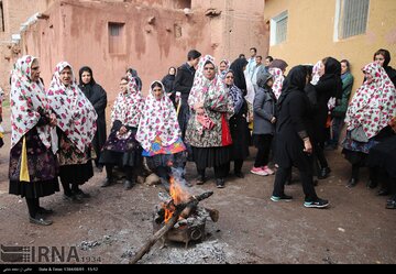 راهنمای سفر در محرم به ابیانه؛ سیاه‌پوشی ِنگین سرخ ایران