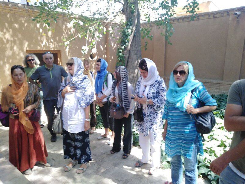 گردشگران صربستانی از بیت امام راحل در خمین بازدید کردند گردشگران صربستانی از بیت امام راحل در خمین بازدید کردند