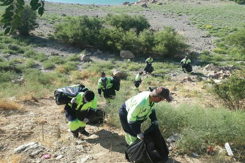 حاشیه دریاچه سد مهاباد از زباله پاک‌سازی شد