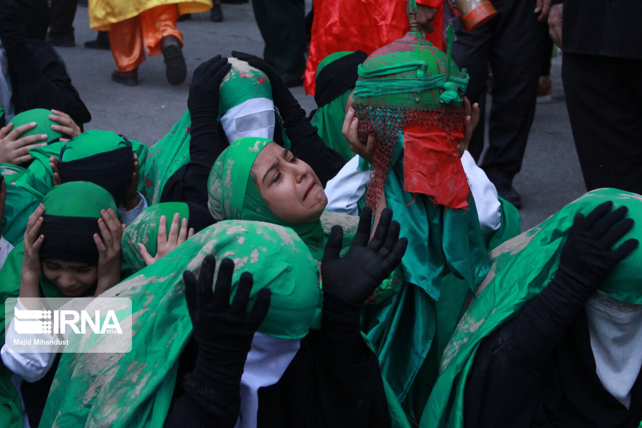 ناله های زنان و کودکان کاروان اسرای کربلا با به دست گرفتن سر نمادین امام حسین (ع)