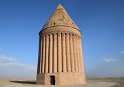 La Torre Radkan, un histórico y duradero monumento del gran filósofo iraní Nasiruddin Tusi