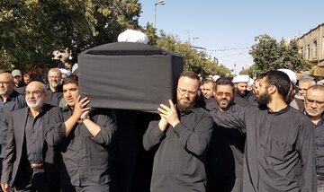 پیکر حجت الاسلام و المسلمین شیخ حسین کورانی از علمای لبنان در قم تشییع شد