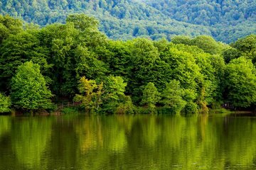 راهنمای سفر به دریاچه چورت؛ وقتی زلزله زیبایی خلق می‌کند