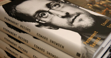 آمریکا درآمد فروش کتاب خاطرات اسنودن را توقیف می‌کند