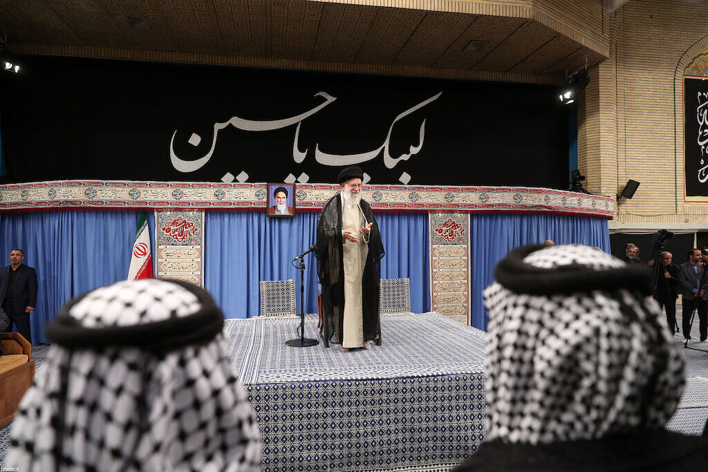 Supreme Leader receives a group of Iraqi benevolent people  