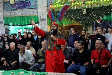 مراسم تعزیه‌خوانی یکی از رسوم دیرین در تکیه بزرگ تجریش از جمله هیات‌های قدیمی شمال تهران است. نمایش واقعه کربلا در این تکیه به ثبت ملی رسیده است. این برنامه در دهه دوم محرم صبح‌ها ساعت ۱۰:۳۰ و عصرها ساعت ۱۶ آغاز می‌شود و حدود چهار ساعت ادامه دارد