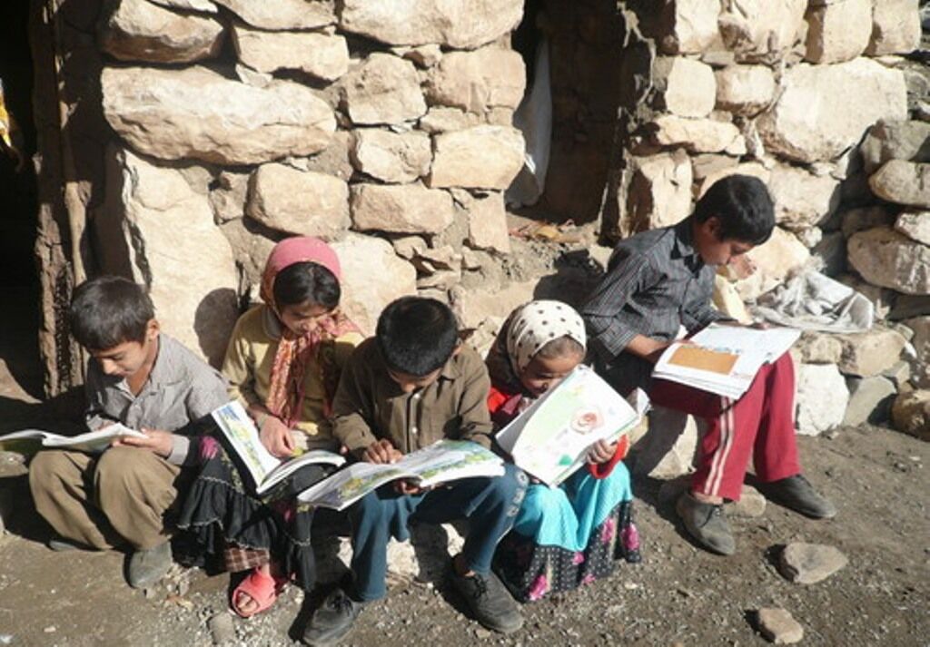 برخی دانش‌آموزان فارس در مدارس سنگی درس می‌خوانند 