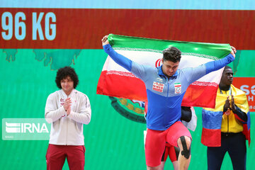 Iran weightlifter wins bronze at world contests