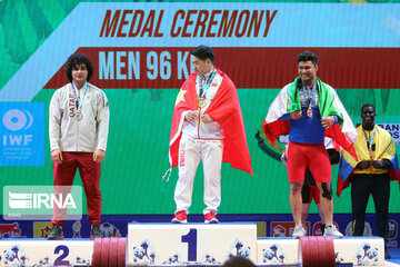 Iran weightlifter wins bronze at world contests