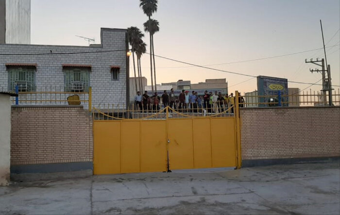 حضور تماشاگران مسجدسلیمانی روی پشت‌بام خانه‌ها برای تماشای مسابقه فوتبال