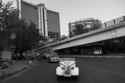 Desfile de coches clásicos en Teherán
