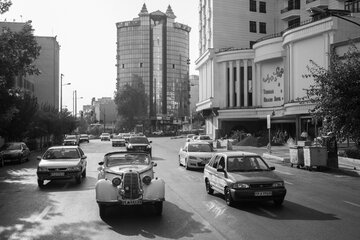 حرکت خودروهای کلاسیک در خیابان‌های تهران
