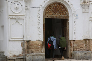 ایرنا - سنندج - عمارت خسرو آباد در سال ۱۲۲۳ هجری قمری، در زمان حکومت قاجار بنا شد. بانی این عمارت شخصی به نام امان الله خان اردلان والی، از حاکمان معروف کردستان در زمان قاجار بوده است امروزه یکی از اماکن تاریخی و گردشگر پدیر استان کردستان محصوب می شود.