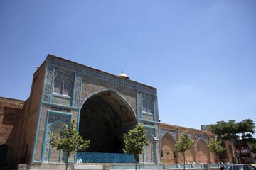 ایرنا - سنندج - مسجد جامع سنندج مربوط به دوره قاجار است و در سال 1227 هجری قمری توسط امان الله خان اردلان والی کردستان ساخته شده است، تزئینات و کاشی کاری خشتی وسیع توام با کتیبه نوشته از ویژگی های بارز این بنای تاریخی شهر سنندج است، این بنا به شماره 375 در فهرست آثار ملی کشور به ثبت رسیده است.