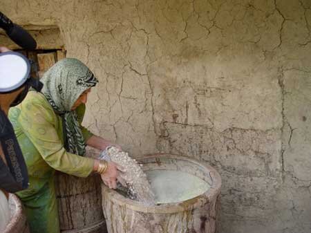 خاک شیره برای تهیه شیره انگور در روستای مانیزان