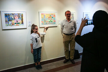 ایرنا - تهران - نمایشگاه مسابقات نقاشی کودکان تهران با عنوان «شهری که من دوست دارم» عصر شنبه در گالری خیال شرقی وابسته به موسسه فرهنگی و هنری صبا افتتاح شد.