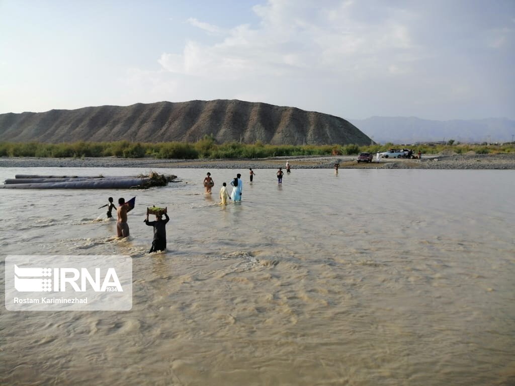 ۵۰۰ بسته غذایی در روستاهای سیلزده قصرقند توزیع شد