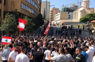 گسترش تظاهرات و فلج شدن آمد و شد در بیروت