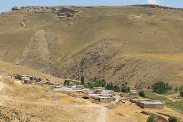 جاذبه سنگ و گیاه در تکاب