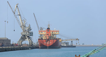 ورود اولین کشتی سوخت به بندر الحدیده یمن
