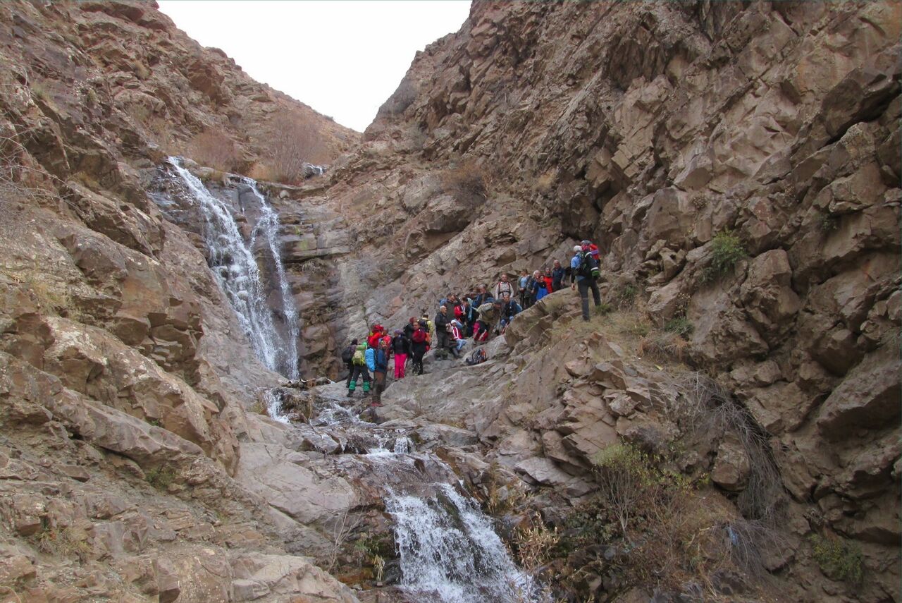 گشت‌وگذار یک روزه پاییزی در روستای برگ جهان؛ بیخ گوش تهران