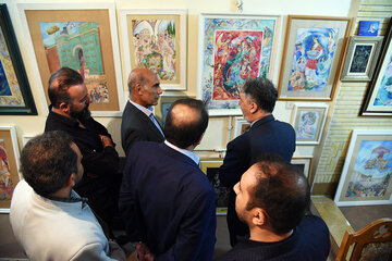 دیدار وزیر فرهنگ و ارشاد با نویسندگان  و هنرمند نگارگر شیرازی