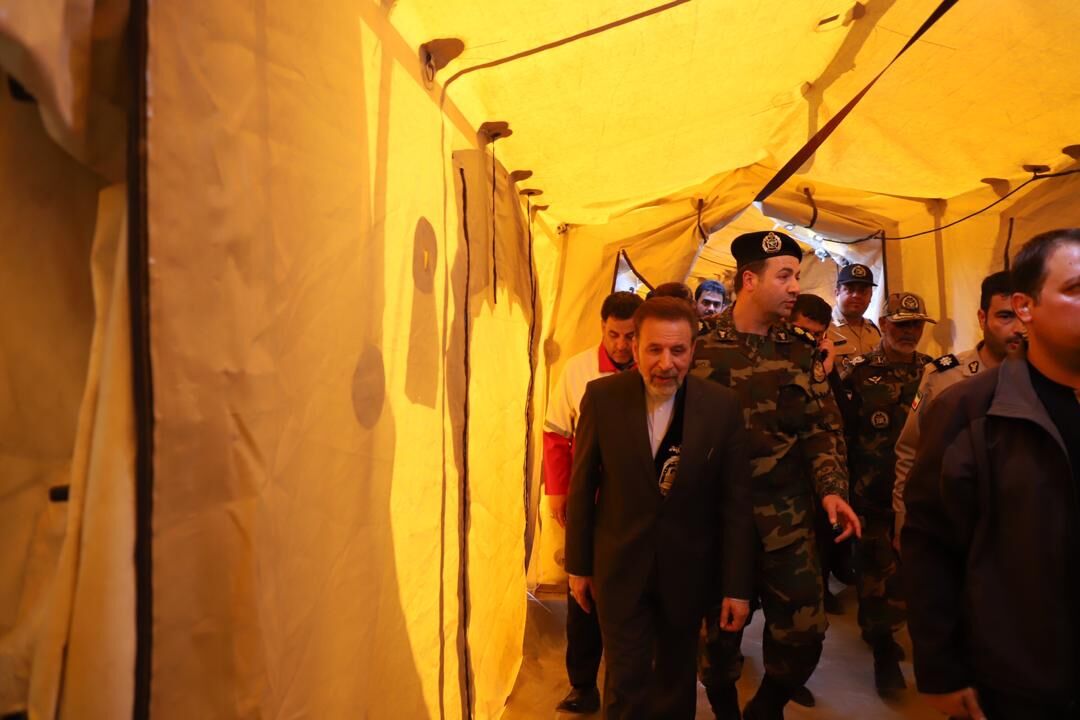 واعظی از بیمارستان صحرایی ارتش و قرارگاه هلال احمر در چذابه دیدن کرد