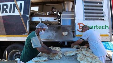 نانوایی سیار در زنجان روزانه ۲۰ هزار قرص نان پخت می‌کند