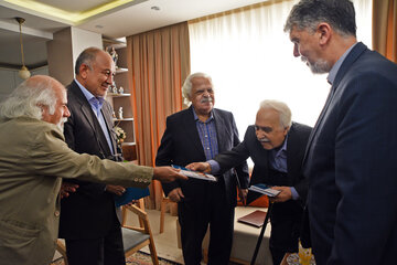 ایرنا - شیراز - سید عباس صالحی وزیر فرهنگ و ارشاد اسلامی در سفر خود به شیراز با برادران فقیری نویسندگان شیرازی دیدار کرد.