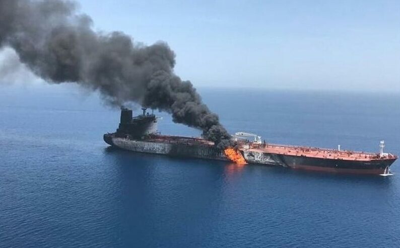 ناقلة نفط ايرانية تتعرض الى حادث انفجار في البحر الاحمر ناقلة نفط ايرانية تتعرض الى حادث انفجار في البحر الاحمر