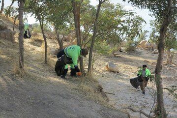 حاشیه دریاچه سد مهاباد از زباله پاک‌سازی شد
