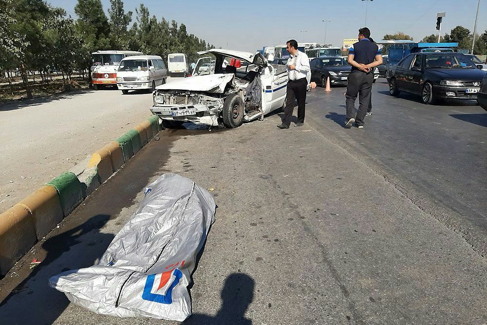 برخورد سه دستگاه خودرو در بزرگراه مشهد یک کشته به جا گذاشت