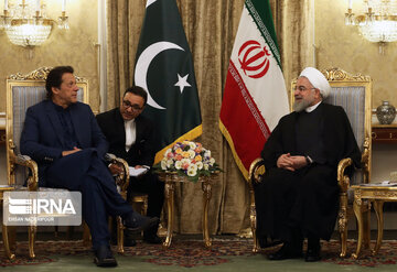 Iran president, Pakistani PM meet in Tehran