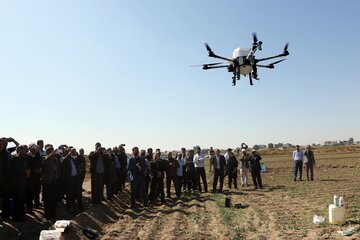 آموزش سمپاشی مزارع کشاورزی تبریز توسط پهپاد