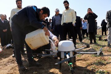 آموزش سمپاشی مزارع کشاورزی تبریز توسط پهپاد