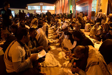 ادامه حضور زوار پاکستانی اربعین در زائرسرای امام رضا(ع) زاهدان