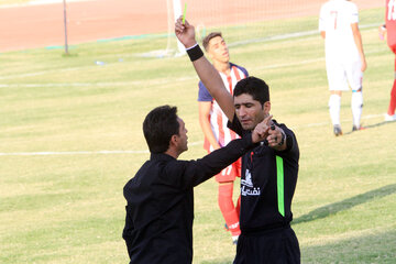 رقابت تیمهای فوتبال شهید قندی و میلاد مهر تهران در یزد