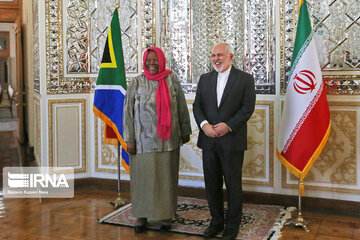 Iran, South African FMs discuss ways to expand ties