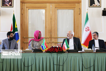 Iran, South African FMs discuss ways to expand ties