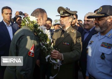 ایرنا-تهران- مراسم رونمایی از جت آموزش پیشرفته بومی «یاسین» روز پنجشنبه با حضور امیر سرتیپ «امیر حاتمی» وزیر دفاع برگزار شد.