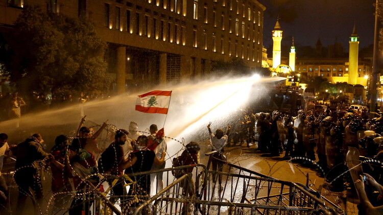 درگیری تظاهرکنندگان و نیروهای امنیتی در اطراف پارلمان لبنان