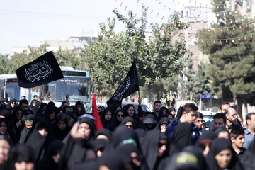 جاماندگان اربعین در مشهد به سمت حرم امام رضا (ع) پیاده‌روی کردند