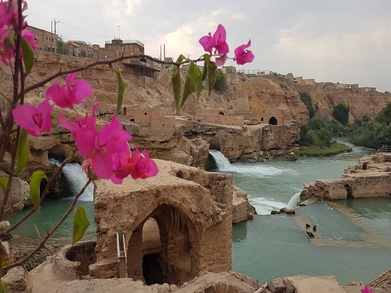 Zahlreiche ausländische Touristen besuchen Shushtar-Denkmäler
