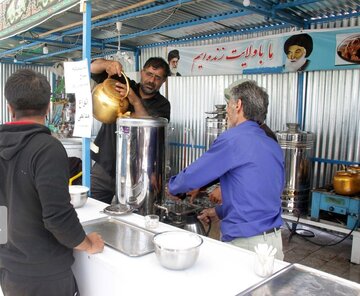 ایستگاه صلواتی داورزن در مسیر بازگشت زائران رضوی برپا شد