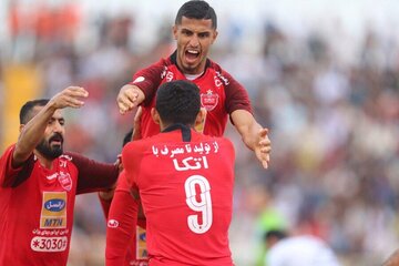 پرسپولیس نیمه نخست را از ذوب‌آهن برد