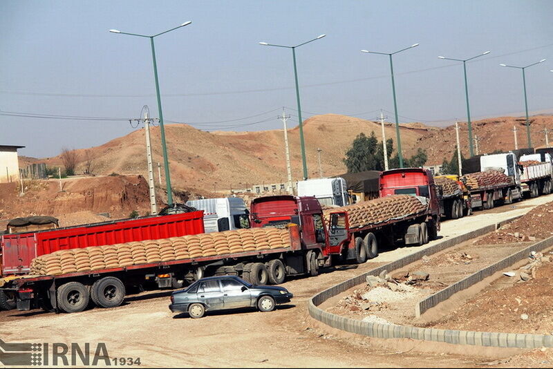 یک میلیون و ۳۲۳ هزار تن کالا از مرز مهران به عراق صادر شد 