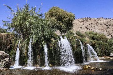 آبشارهای خروشان آرپناه در شهرستان لالی