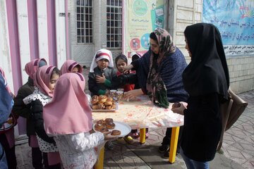 نذری دانش آموزان پیش دبستانی بروجرد به مناسبت شهادت امام رضا (ع)