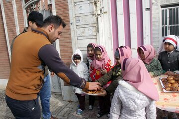 نذری دانش آموزان پیش دبستانی بروجرد به مناسبت شهادت امام رضا (ع)