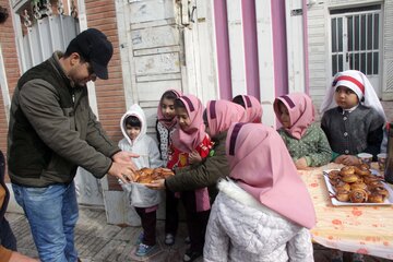 نذری دانش آموزان پیش دبستانی بروجرد به مناسبت شهادت امام رضا (ع)